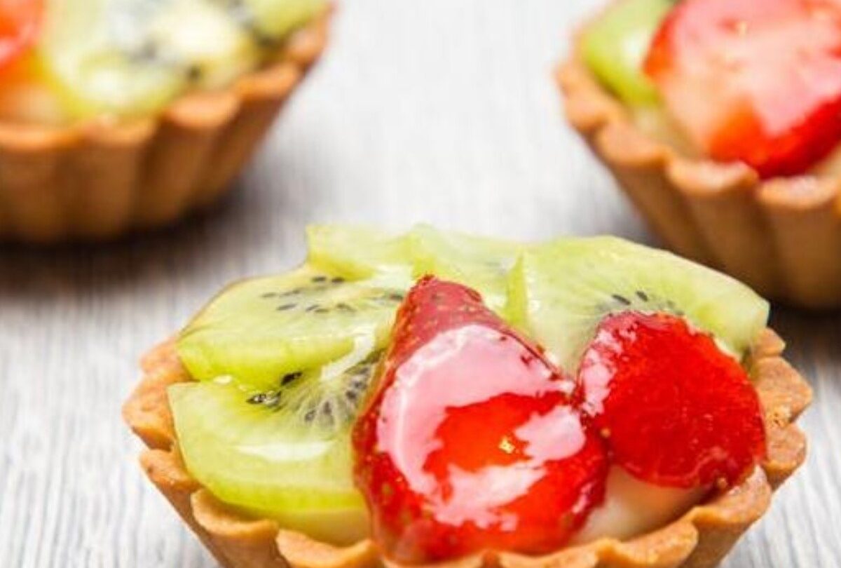 Tartaletas con harina de almendra crema batida y frutas |