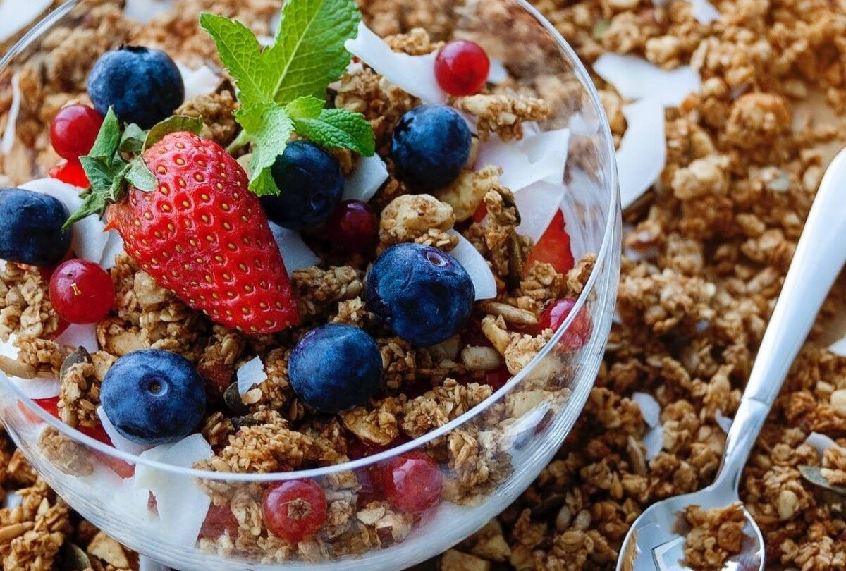 Muesli con yogur frutas rojas y almendras listo en 5 minutos |