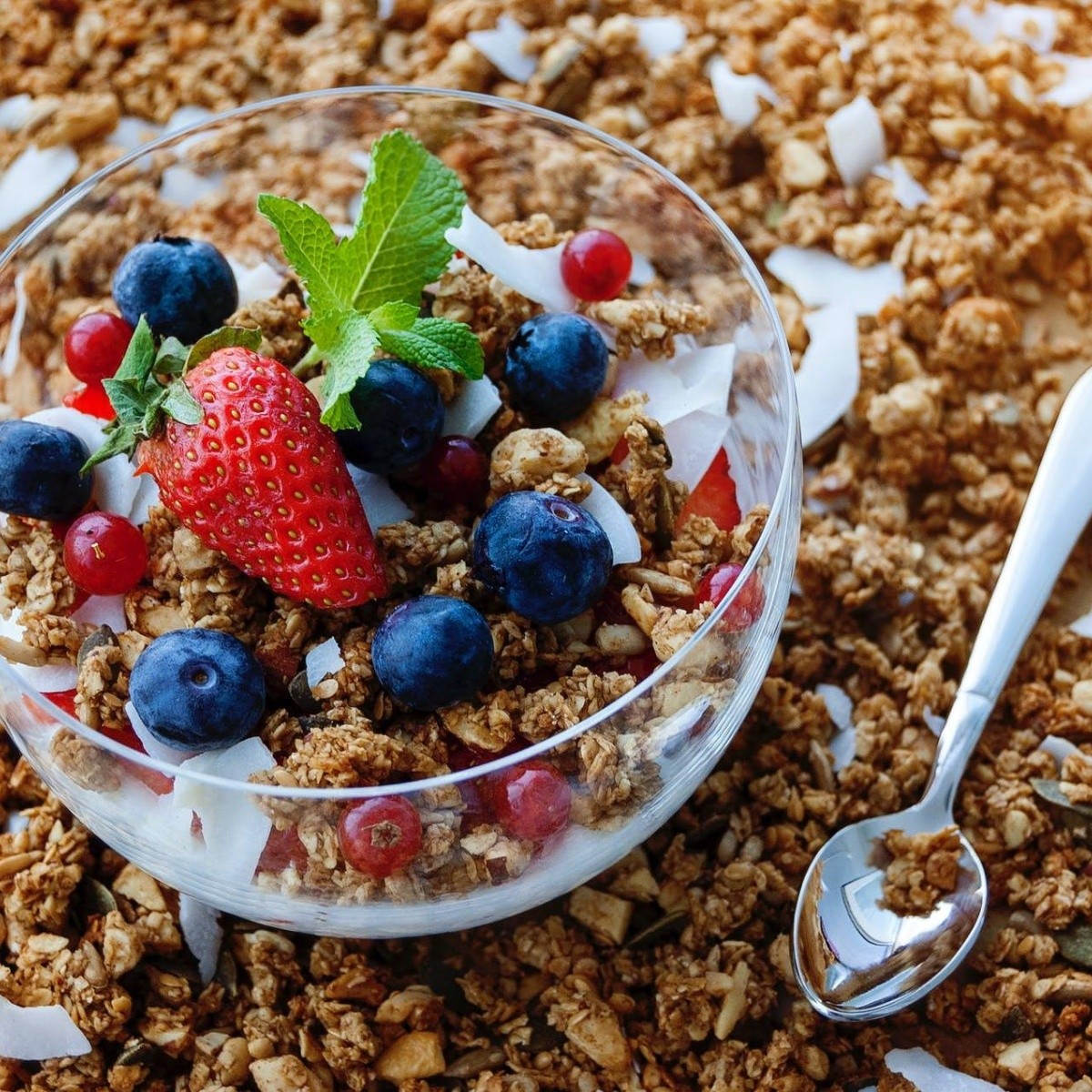 Muesli con yogur, frutas rojas y almendras, listo en 5 minutos