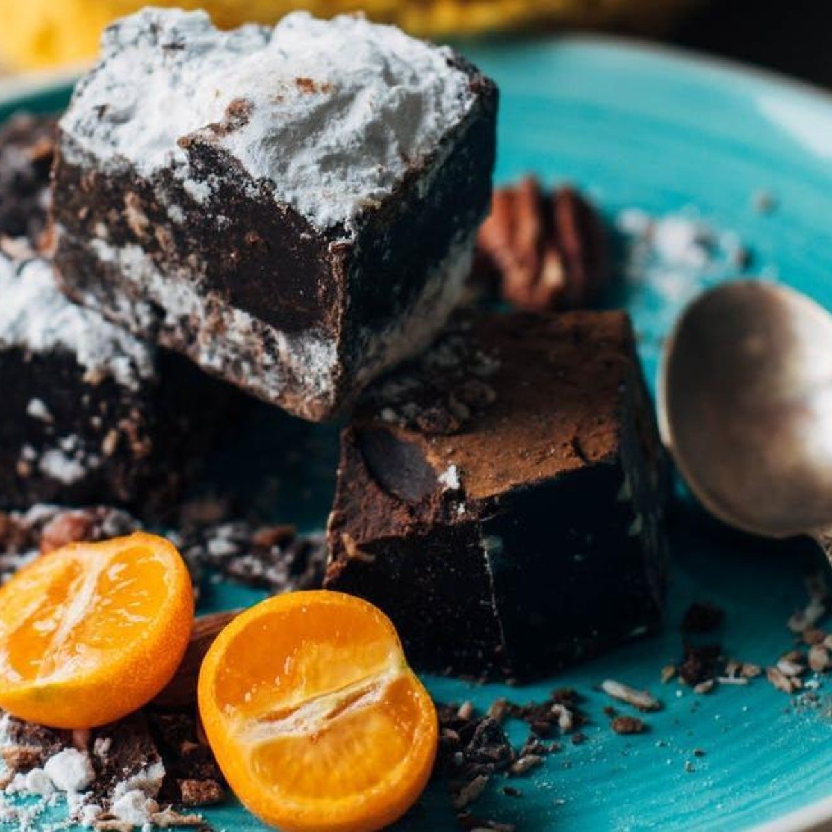 Brownies tropicales de chocolate y mandarina deshidratada