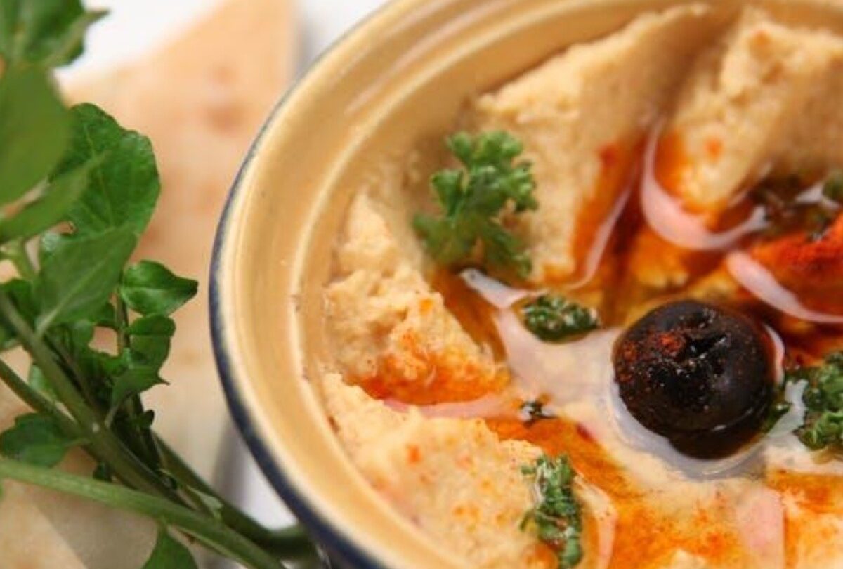 Botana saludable dip de hummus de garbanzo con chipotle |