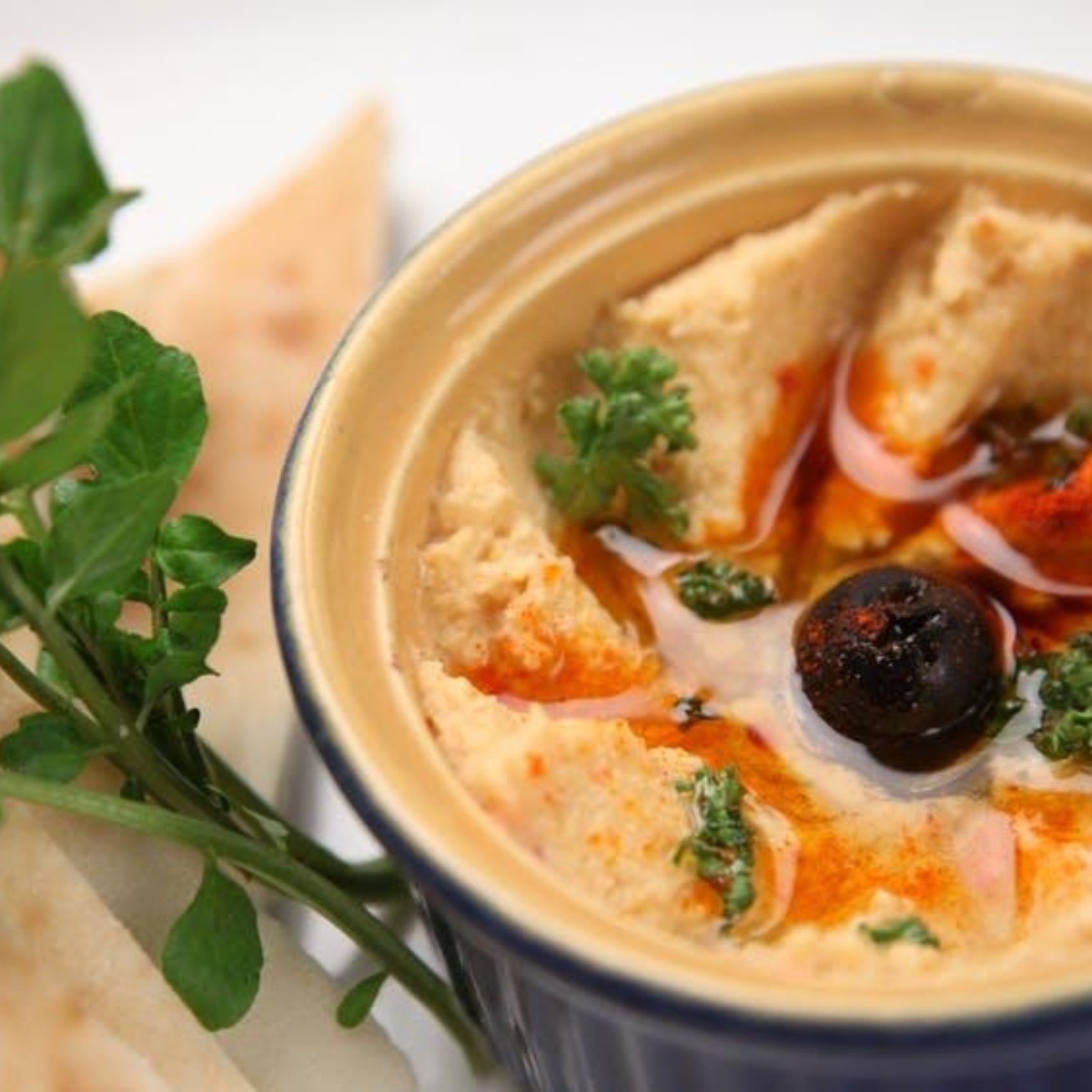 Botana saludable: dip de hummus de garbanzo con chipotle