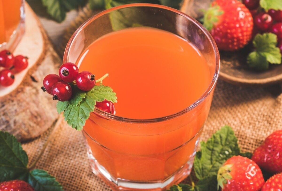 Agua antioxidante con arándanos frescos fresas y limón |