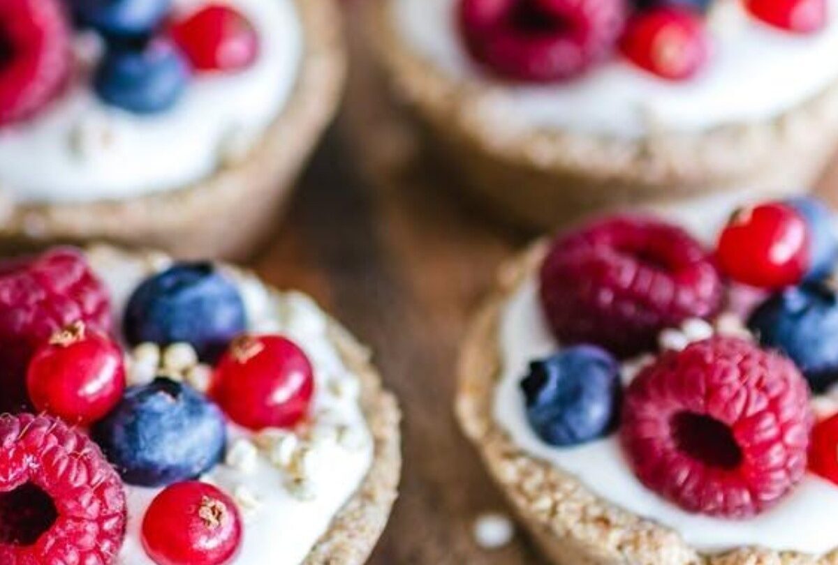 Mini tartas de queso Philadelphia con arándanos y frambuesas |