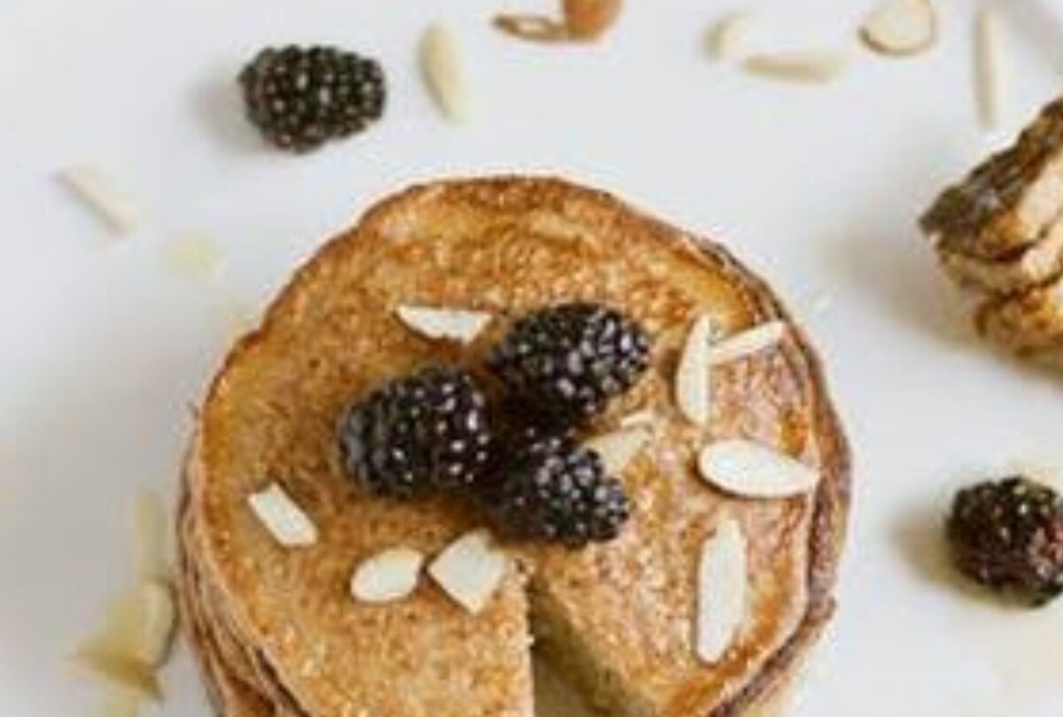 Desayuno saludable hot cakes integrales con zarzamoras y miel |