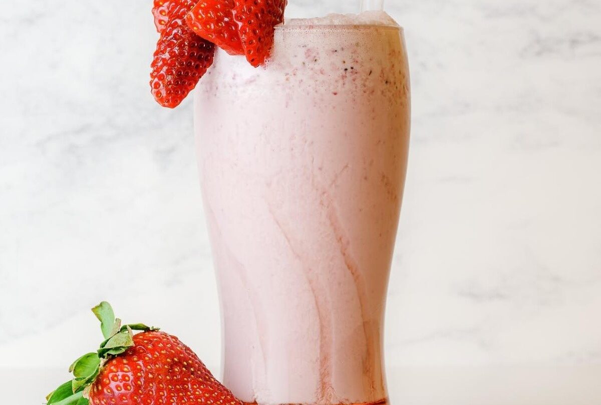 Desayuno saludable batido de avena con frutos rojos y linaza |