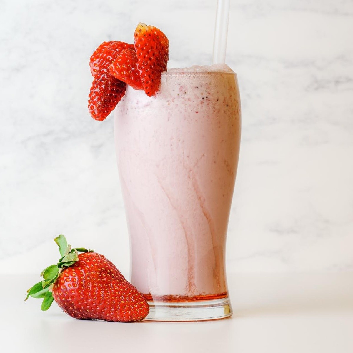 Desayuno saludable: batido de avena con frutos rojos y linaza