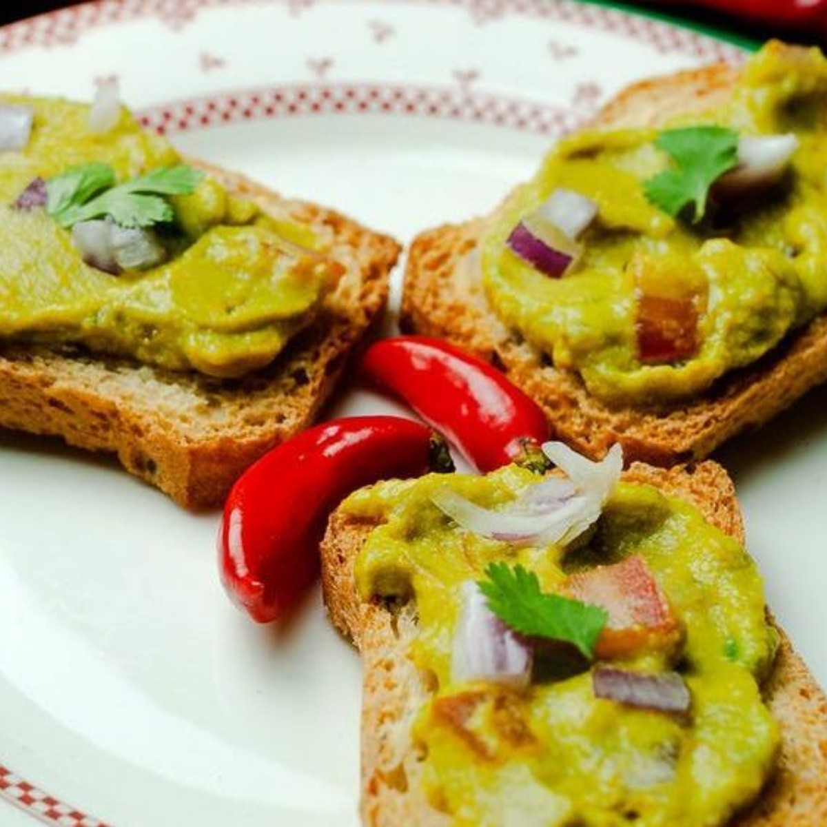 Tostadas con guacamole extra picante, receta fácil y rápida