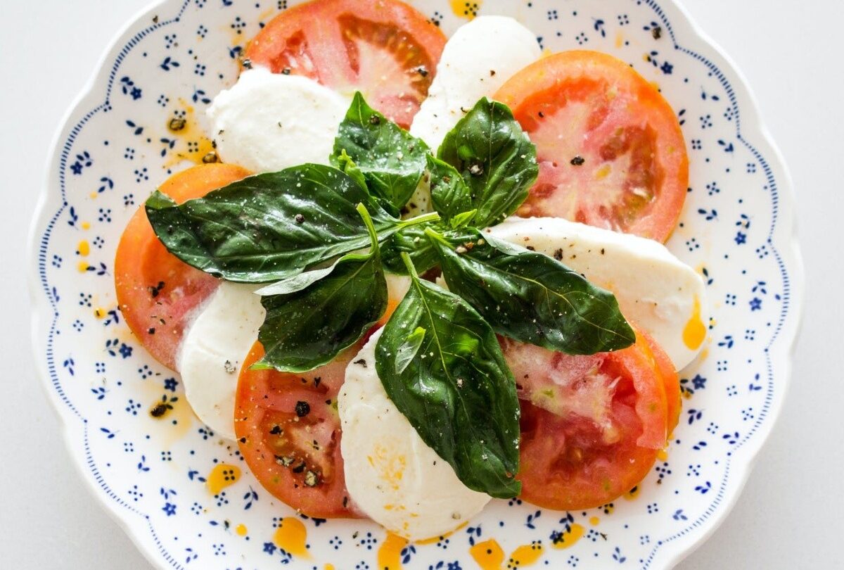 Ensalada caprese con tomate queso mozzarella y albahaca |