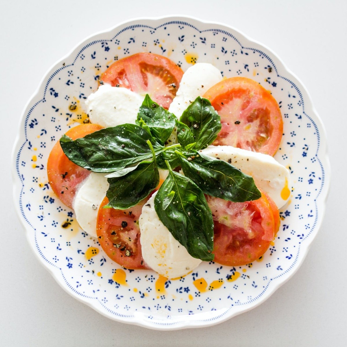 Ensalada caprese con tomate, queso mozzarella y albahaca