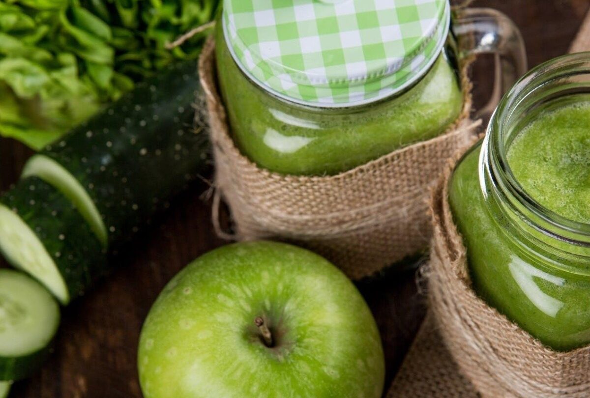 Desayuno saludable smoothie verde de manzana con pepino |