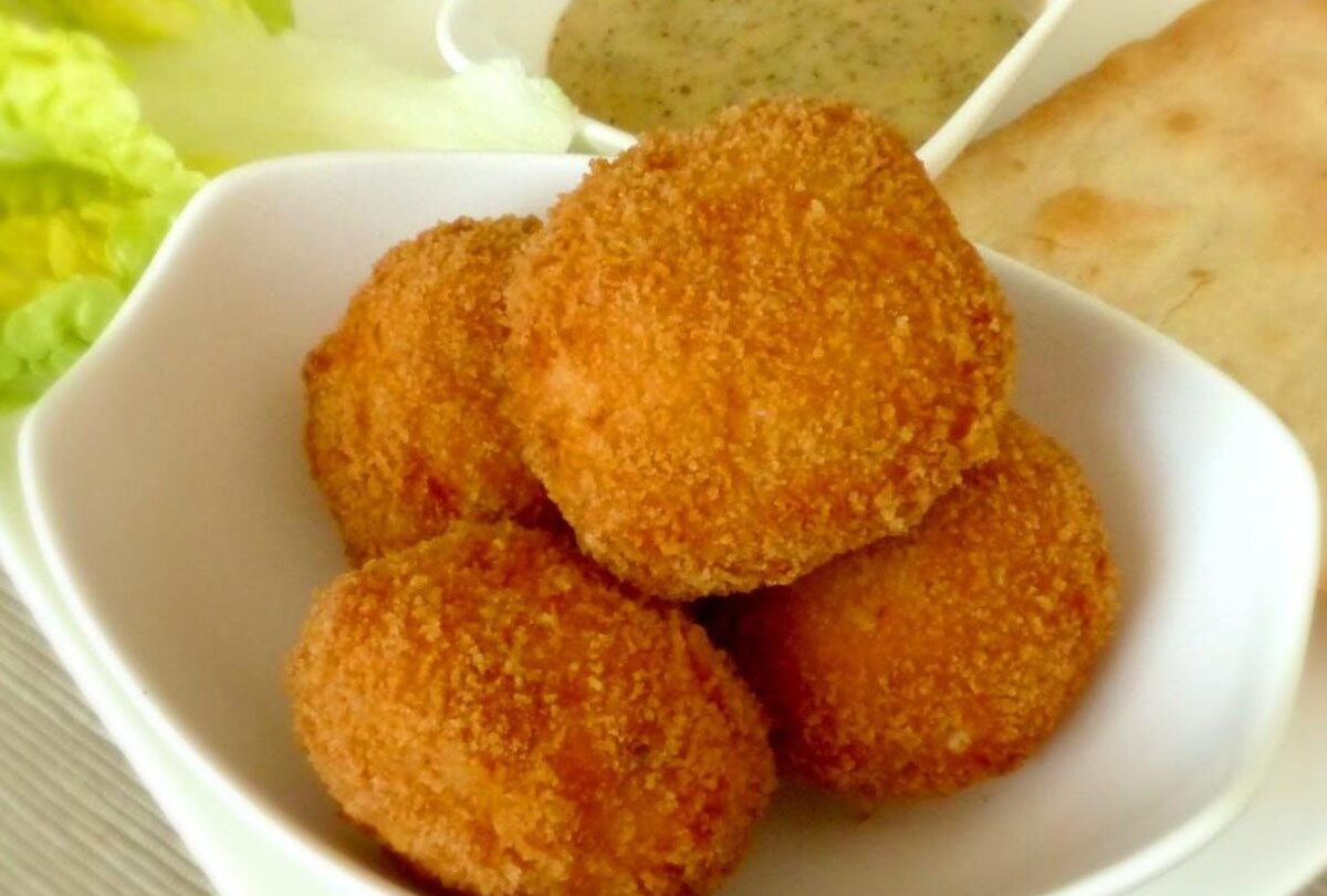 Botana frita bolitas de queso cheddar parmesano y mozzarella |