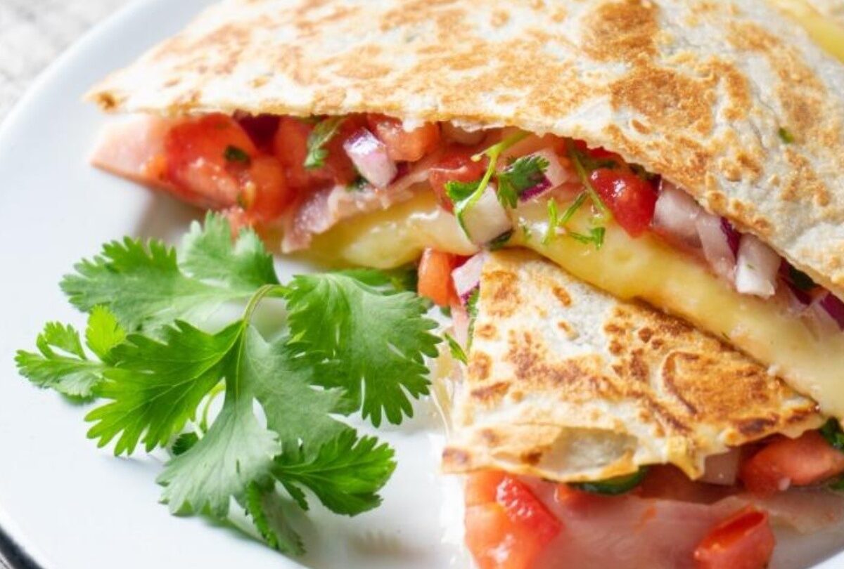 Quesadillas con jamón queso y tomate receta fácil y rápida |
