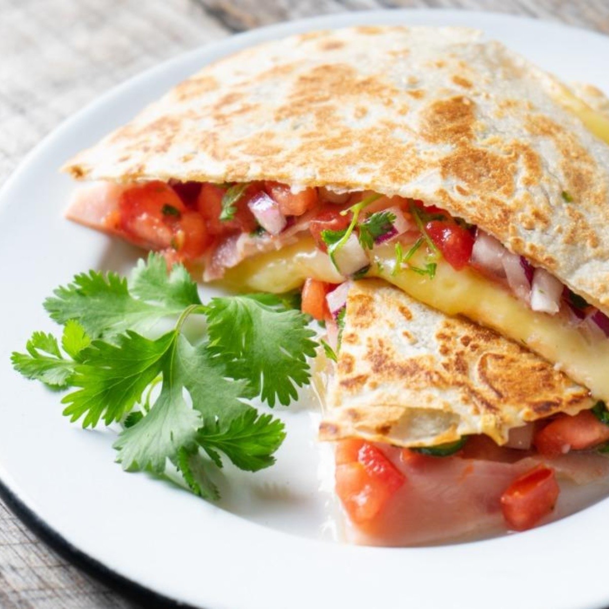 Quesadillas con jamón, queso y tomate, receta fácil y rápida