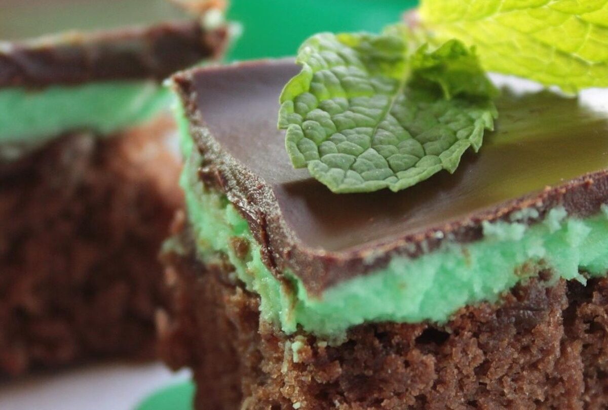 Receta de brownie de chocolate con menta húmedo y esponjoso |
