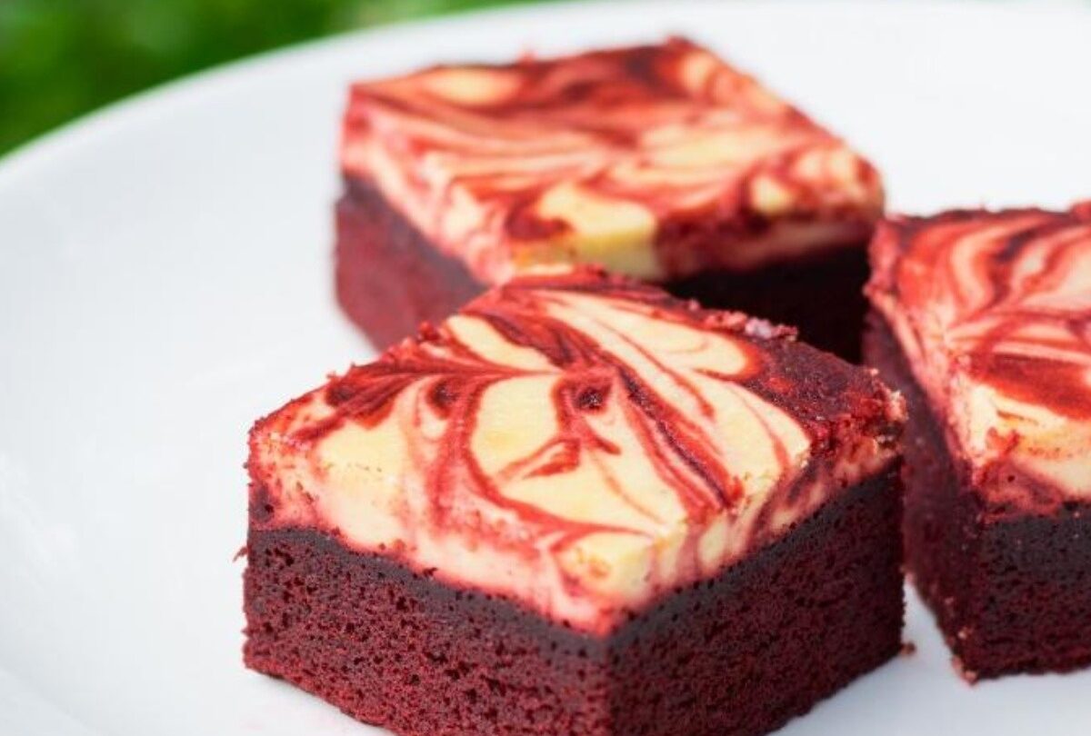 Receta de brownies de red velvet con marmolado de queso crema |