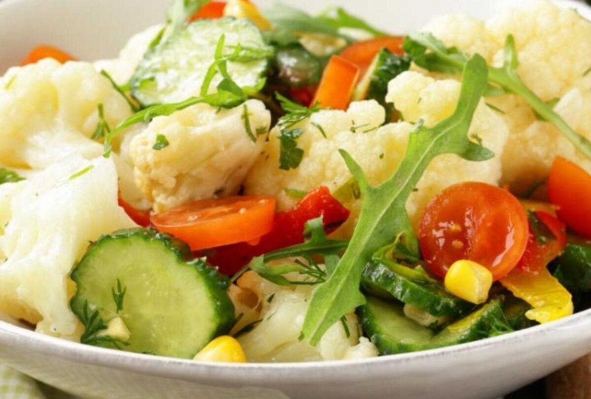 Receta de ensalada de coliflor con tomate y pepino sencilla |