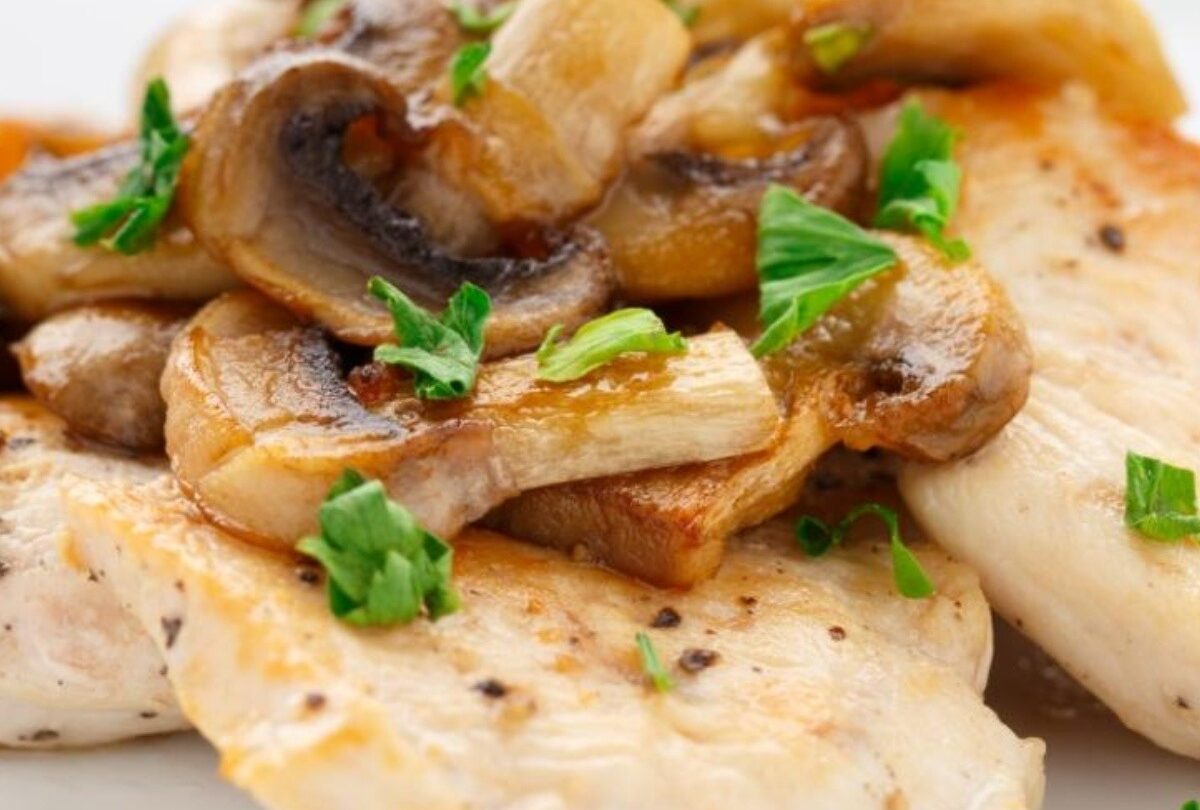 Receta de pechuga de pollo a la plancha servida con champiñones |
