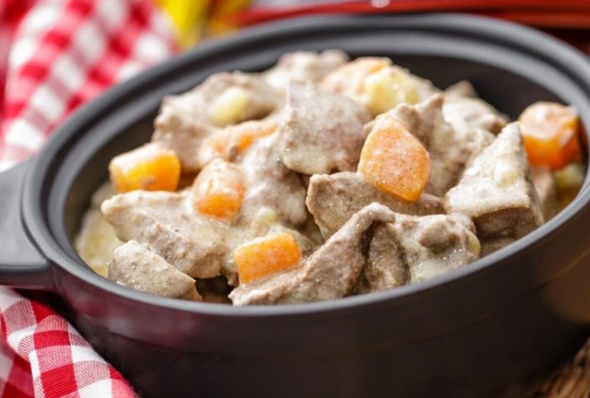 Receta de ternera Strogonoff con papas zanahorias y champiñones |