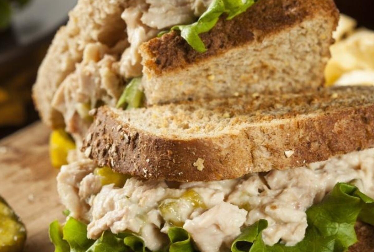 Sándwich de atún y mayonesa con lechuga para desayuno saludable |