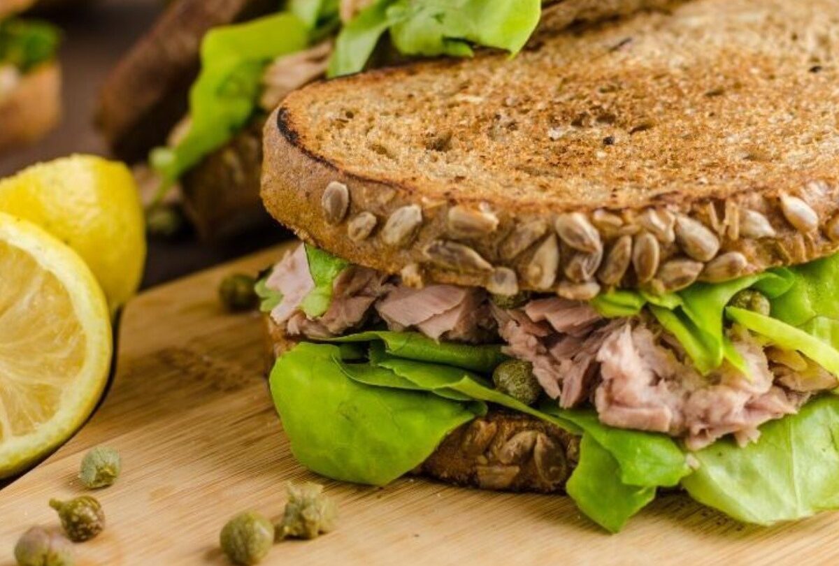 Sándwich de atún con lechuga y alcaparras para desayunar |
