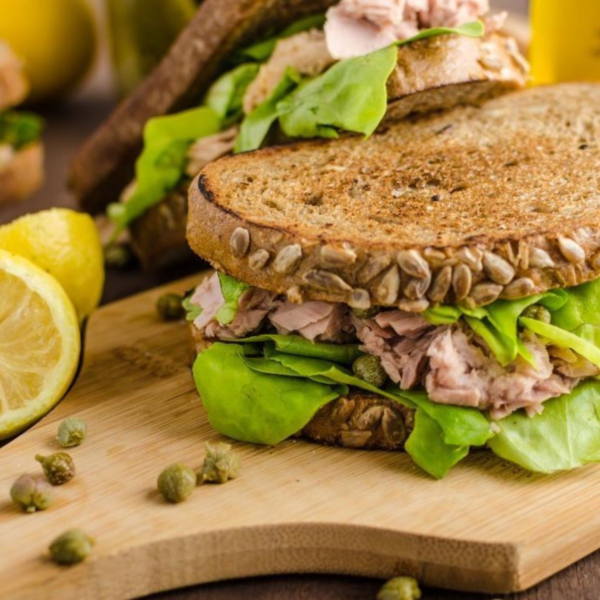 Sándwich de atún con lechuga y alcaparras para desayunar