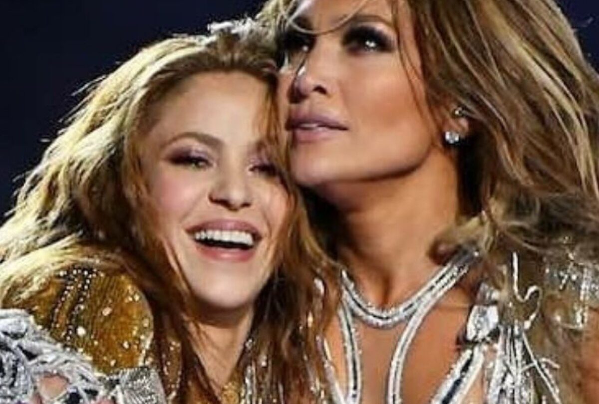En bikini de cuero Shakira luce mejor silueta y piernas que Jennifer López |