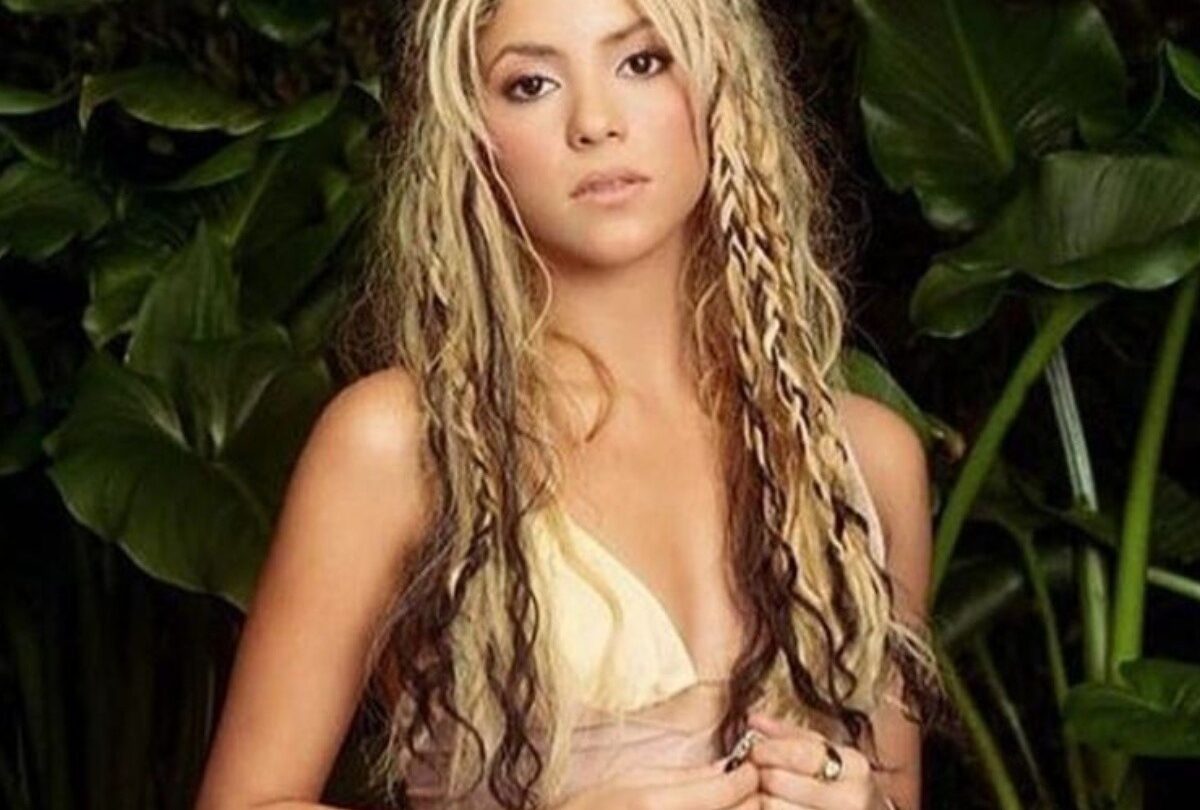 La lujosa minimalista y blanca sala de Shakira con un enorme ventanal |