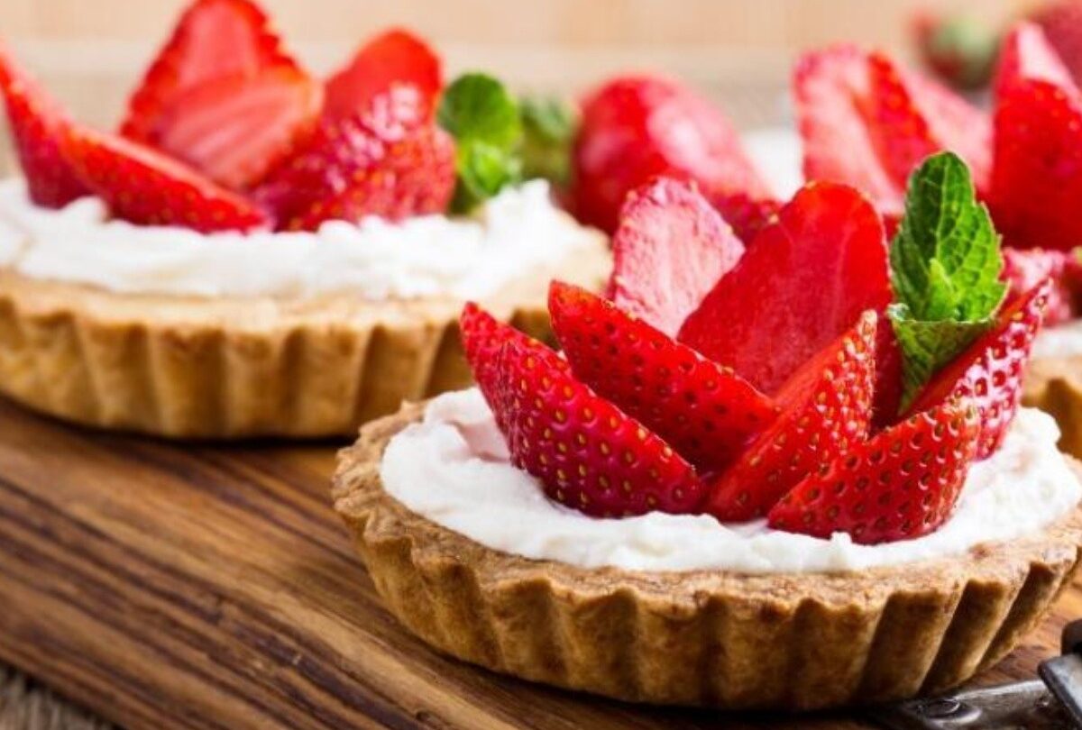 Tartaletas caseras con crema batida y fresas postre fácil |