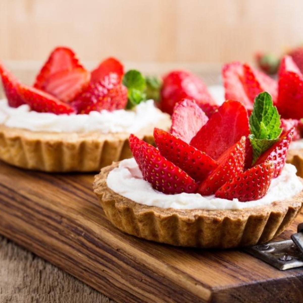 Tartaletas caseras con crema batida y fresas, postre fácil