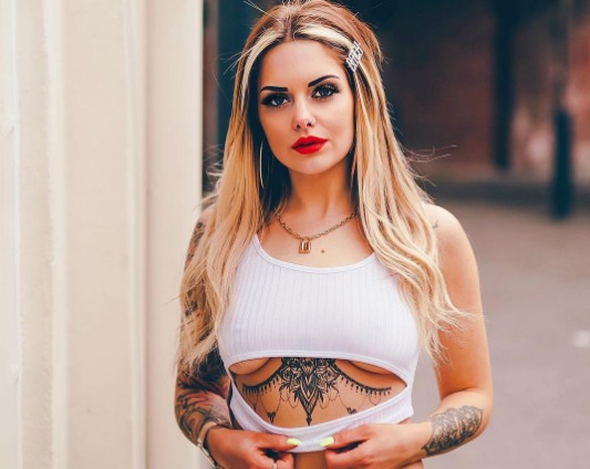 Tatuajes debajo del busto para mujeres que derrochan sensualidad y aman su cuerpo