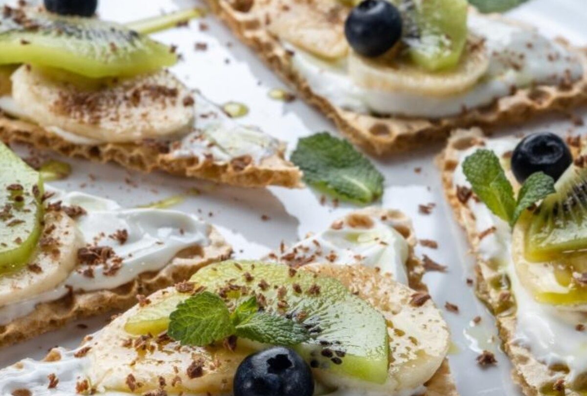 Desayuno saludable tostadas con yogur frutas y canela |