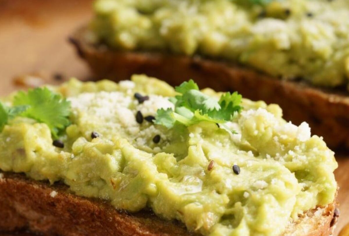 Desayuno rápido tostadas de aguacate con queso y sésamo |