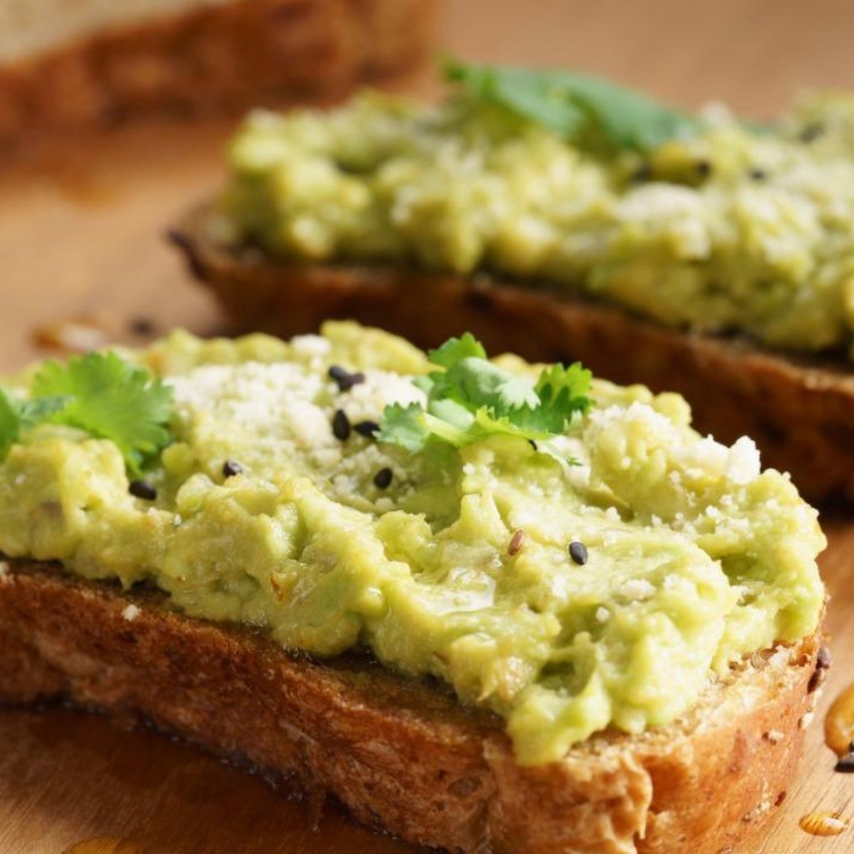 Desayuno rápido: tostadas de aguacate con queso y sésamo