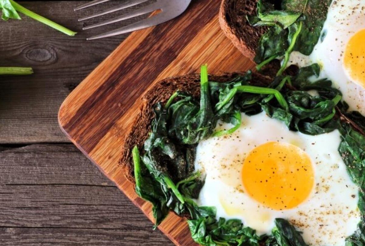Espinacas con huevo estrellado en tostadas para desayunar |