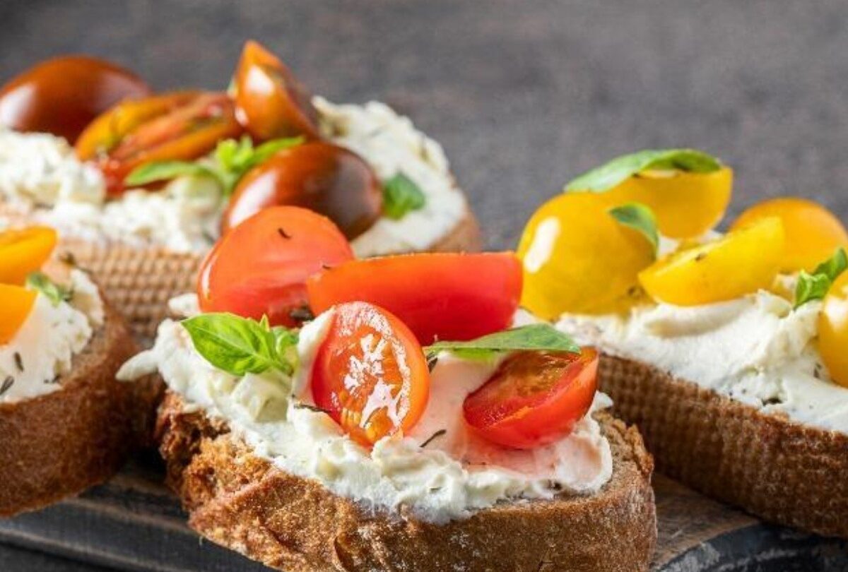 Canapés salados de queso crema jitomate y albahaca fresca |