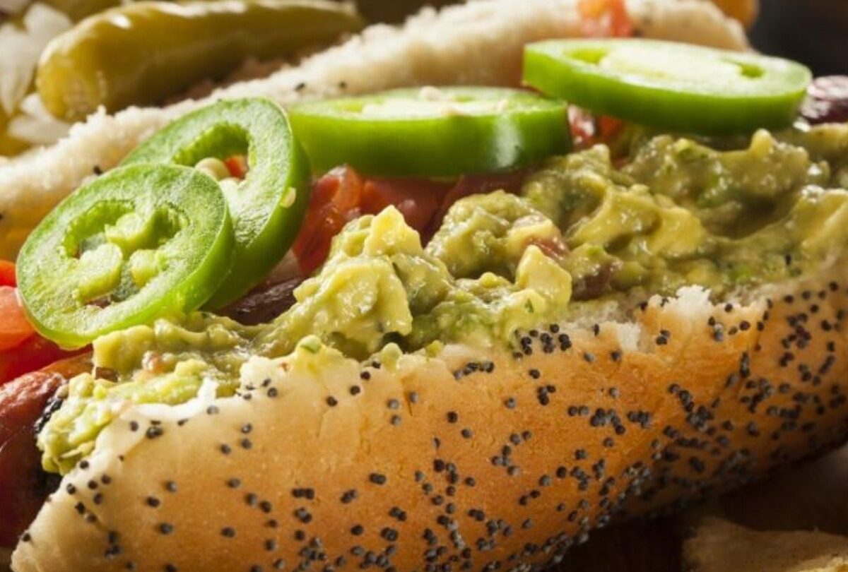 Receta de hot dog gourmet con chorizo español y guacamole |