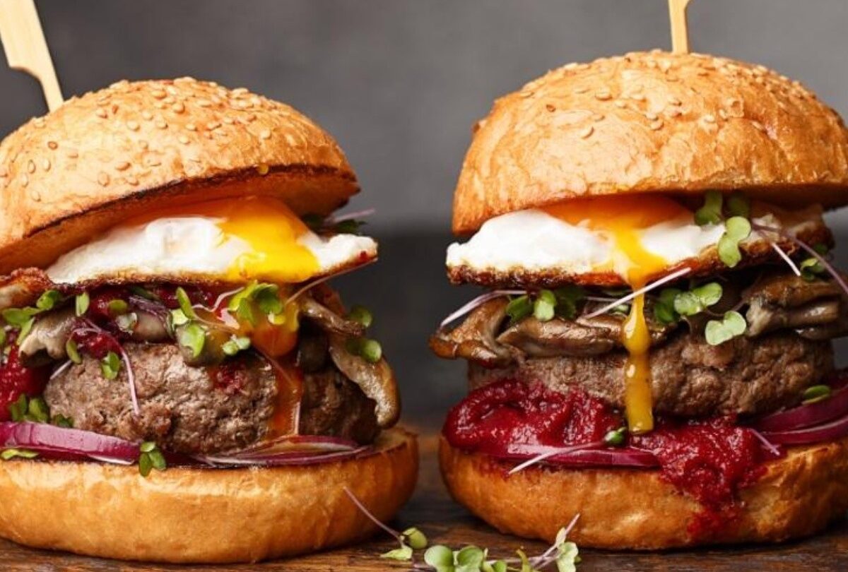 Receta de hamburguesa gourmet con ternera y cebolla confitada |