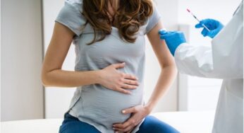 Ex vicepresidente de Pfizer asegura que vacunas vs COVID podrían causar infertilidad en las mujeres