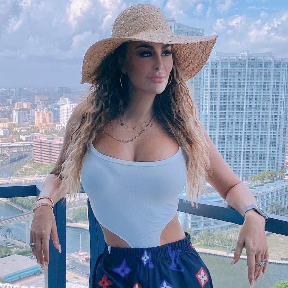 Desde la playa y en bikini, Ninel Conde muestra sus imperfecciones