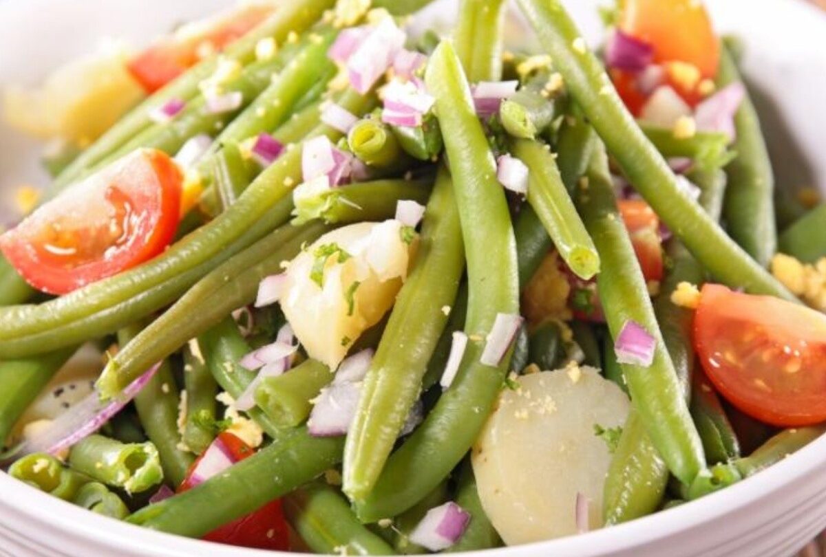Ejotes salteados para ensalada con papas jitomate y cebolla |