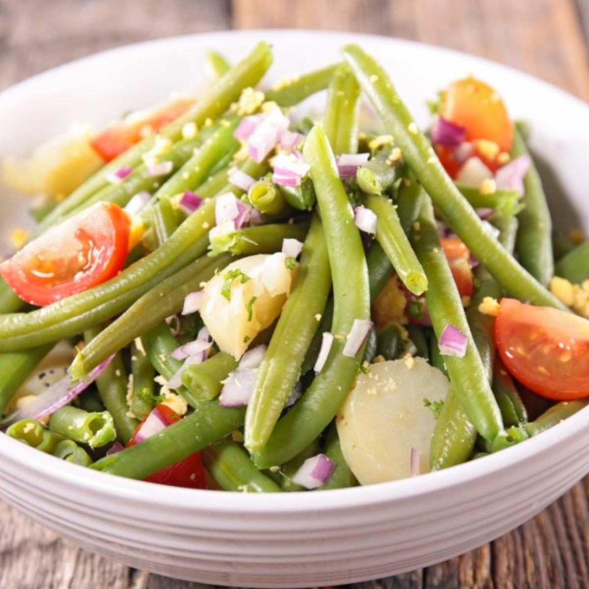 Ejotes salteados para ensalada con papas, jitomate y cebolla