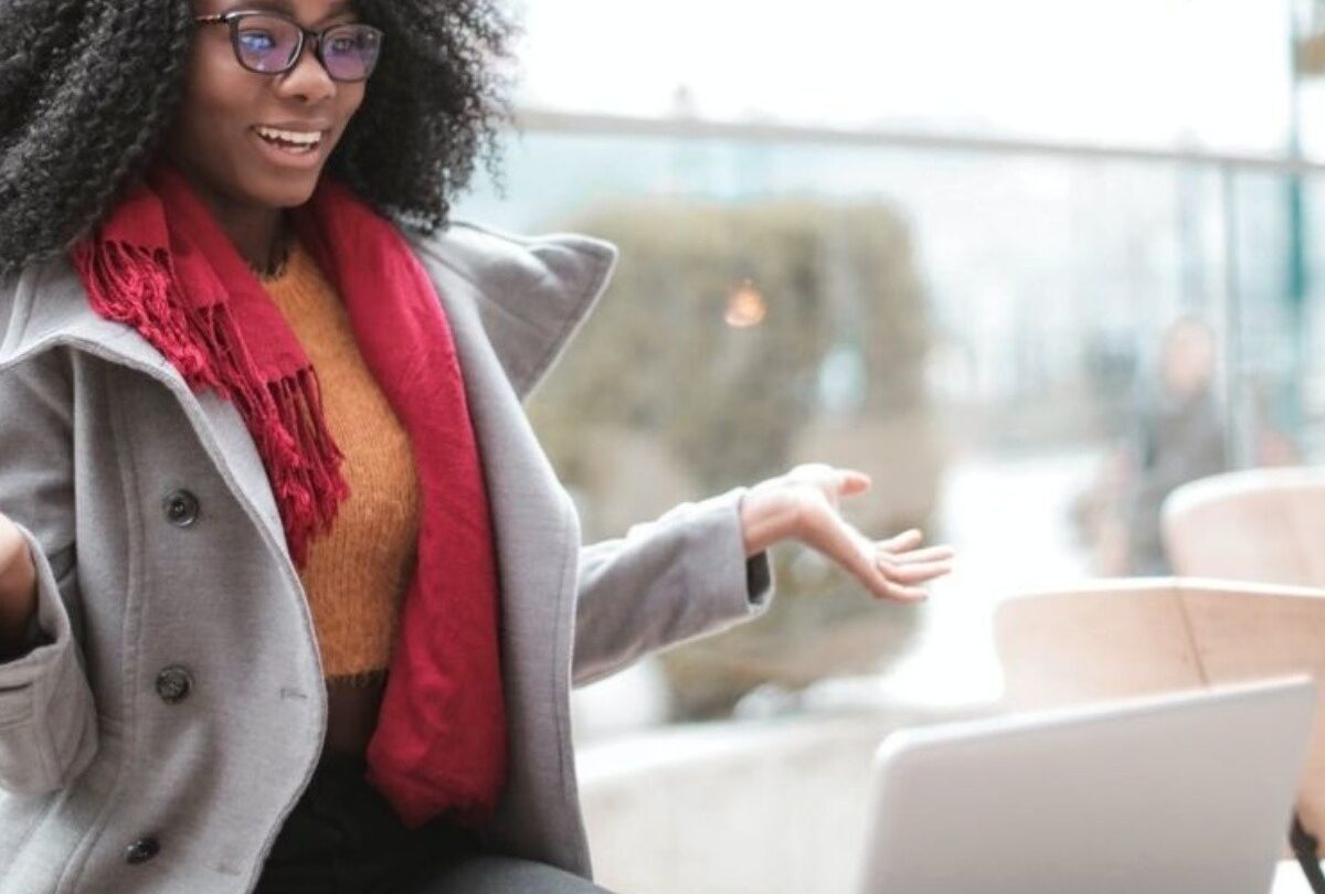 5 trucos para hacer que esa chica tome la iniciativa de escribirte primero |