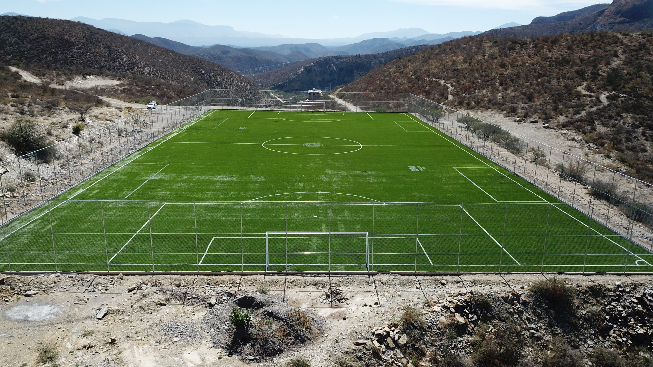 Entregan espacios deportivos, obras viales, educativas y dan apoyos agropecuarios en el municipio de Peñamiller