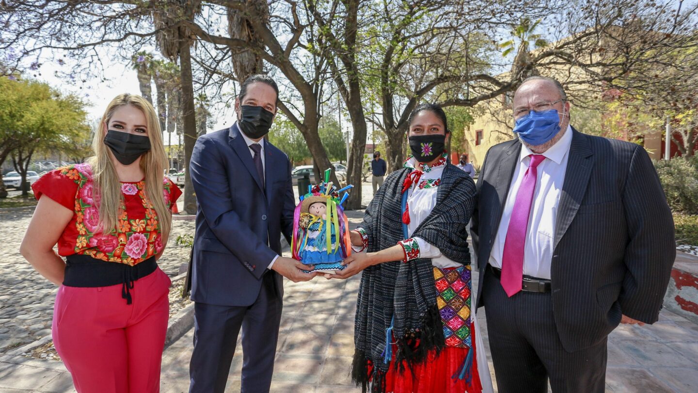 El gobernador inauguró la exposición Lele se viste de Querétaro |