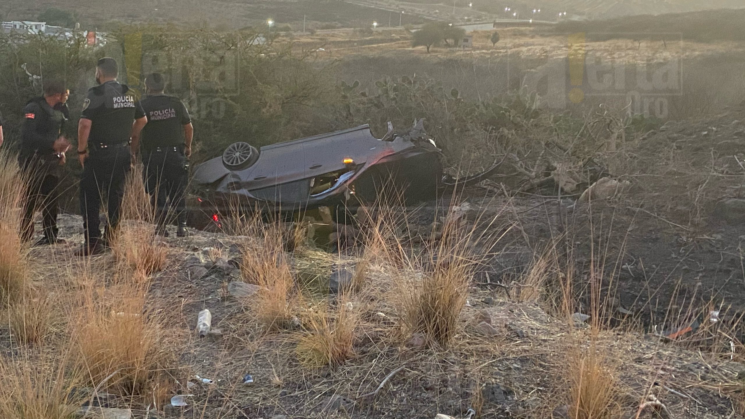 Vehículo de lujo sale del camino y vuelca en el acceso a Cumbres del Lago