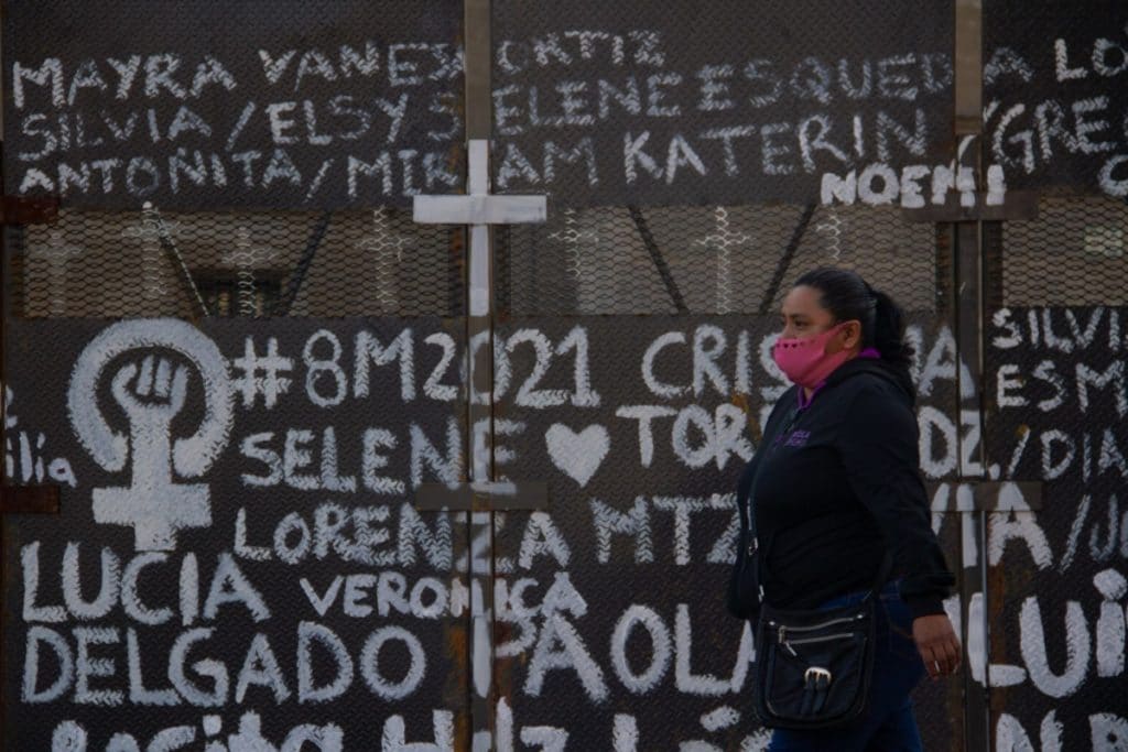 El “muro de paz” se extiende a la Catedral pero el rechazo también (+fotos+video)