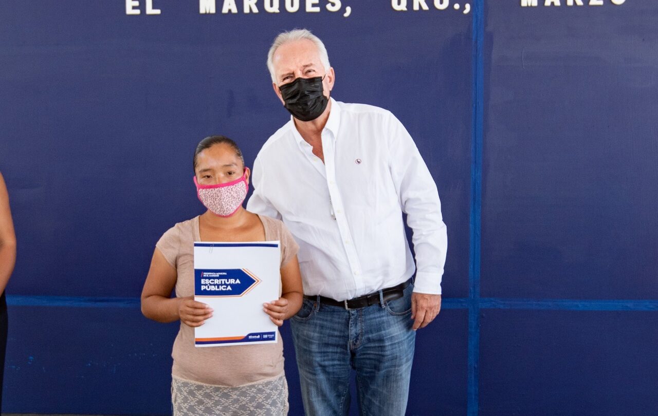 Encabeza Enrique Vega la entrega de escrituras públicas |