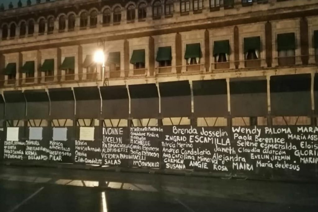 Mujeres pintan vallas de Palacio Nacional con nombres de víctimas de feminicidios (+foto)