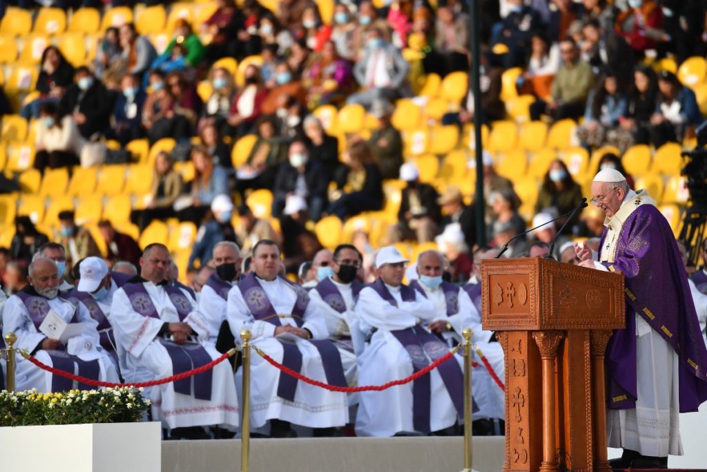 Papa Francisco celebra misa ante 20 mil personas en Irak